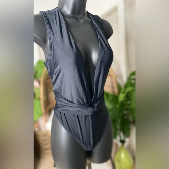 Cupshe Black Plunge Twist Front High-Leg One Piece Swimsuit Size Medium - Picture 6 of 8